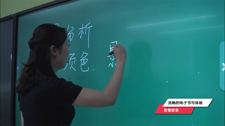 尊龙时凯黄淮学院智慧教室：智能交互平板电子书写体验